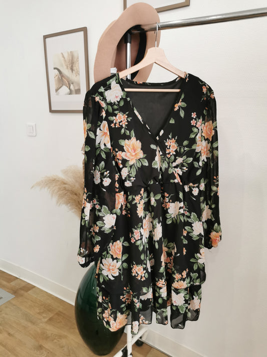 Robe noire à fleurs