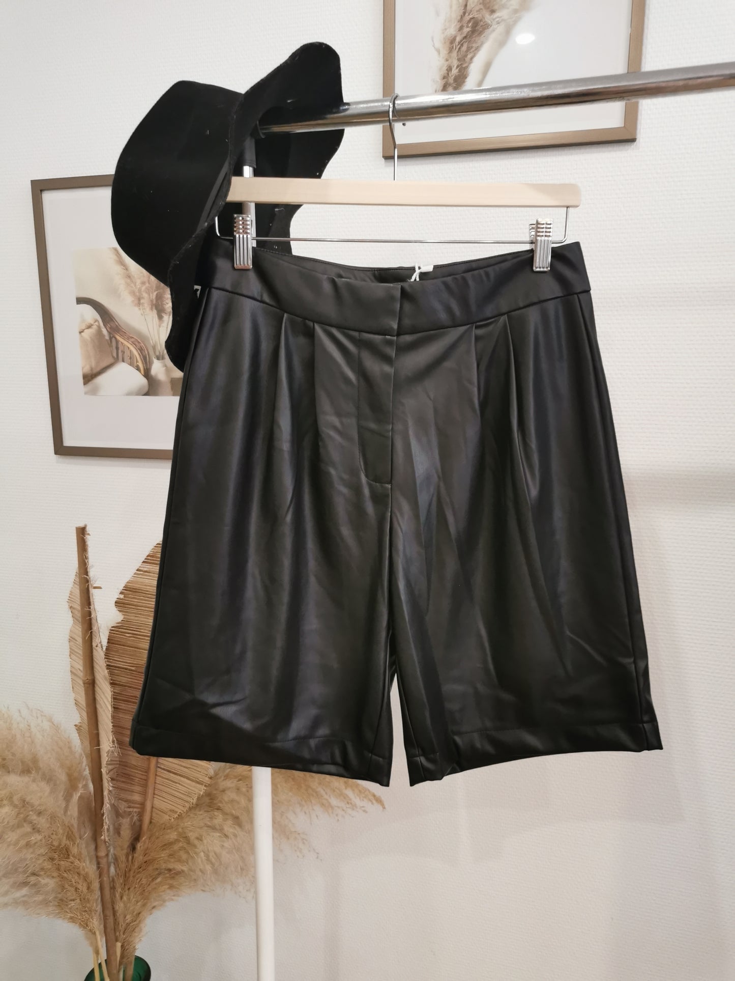 Short noir en simili cuir